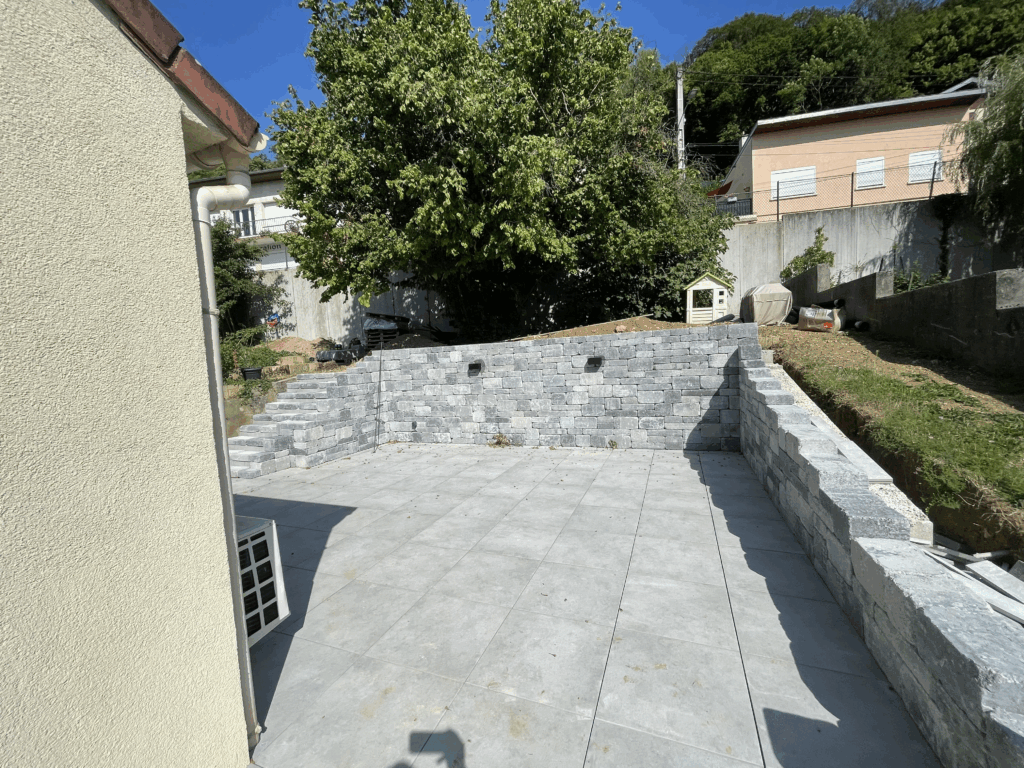 Aménagement extérieur premium Liverdun terrasse 100m² piscine bois murs soutènement MAN OF STYLE bimuraux